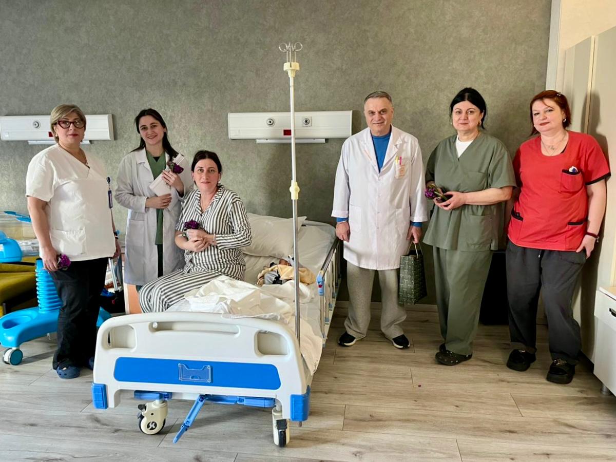 დედის დღის მილოცვა თანამშრომლებსა და პაციენტებზე